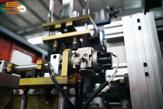 W pełni automatyczna maszyna do wydmuchiwania butelek liniowych dla zwierząt, trójfazowa 100 mm 2 l