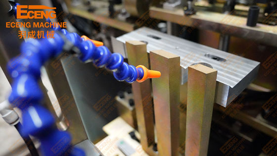 Niezawodna maszyna do dmuchania butelki z wodą mineralną PET Wydajna YCQ 2L-2 2powierzchnia 2000BPH