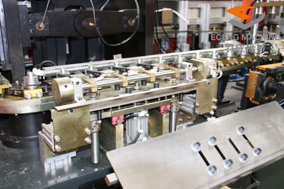 6000bpn 4 wnęki W pełni automatyczna maszyna do wydmuchiwania butelek PET 4,5 * 2,0 * 2,3 m